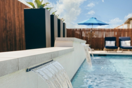 Backyard swimming pool - Pulliam Pools.