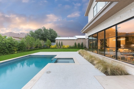 Backyard swimming pool - Pulliam Pools.