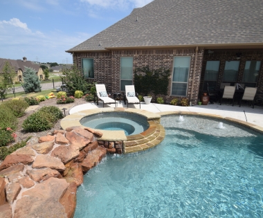 Backyard swimming pool - Pulliam Pools.