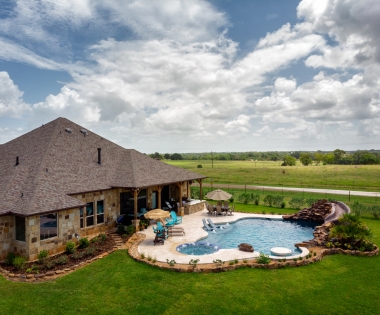 Freeform backyard swimming pool - Pulliam Pools.