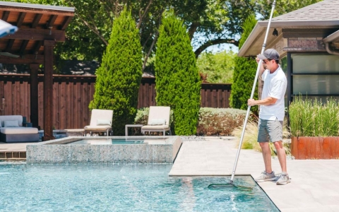 Swimming pool cleaner