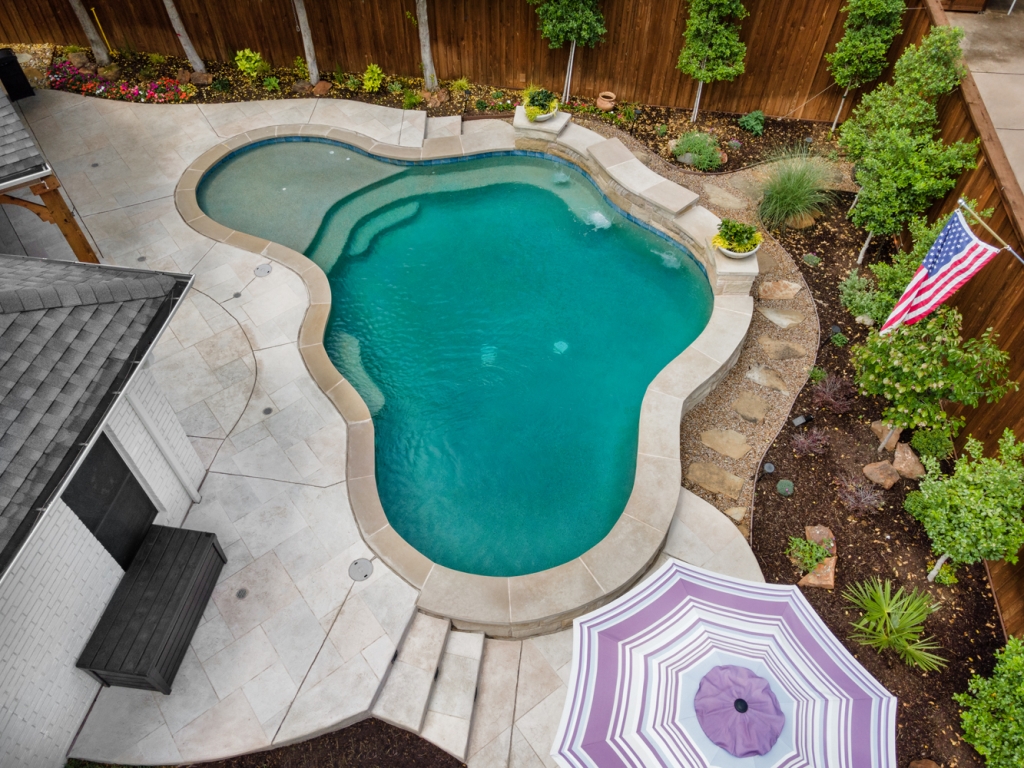 Swimming pool with customized steps - Pulliam Pools