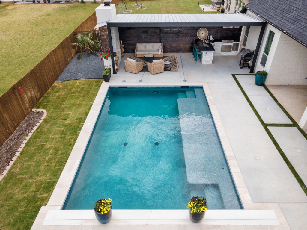 Swimming pool with steps across the entire width - Pulliam Pools