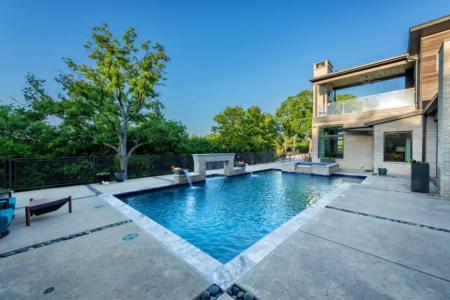Pool with free flowing water and jacuzzi.