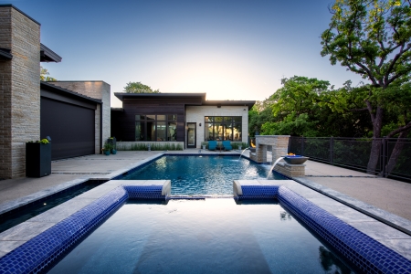 Pool with free flowing water and jacuzzi.