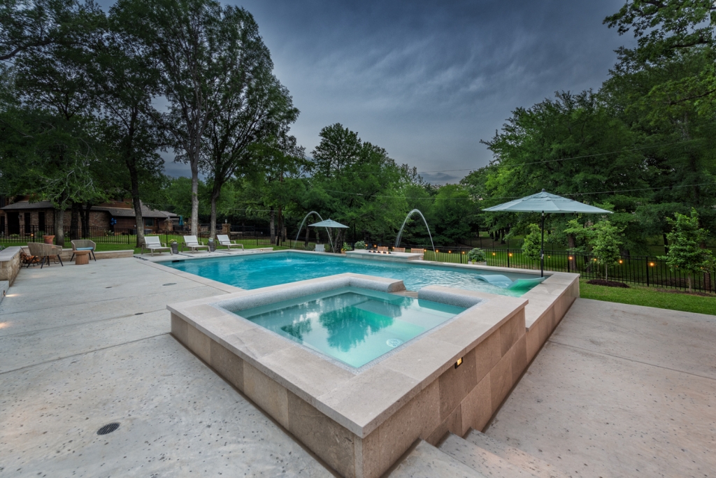 Geometric swimming pool with spa - Pulliam Pools