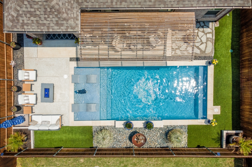 Swimming pool with ledge steps - Pulliam Pools