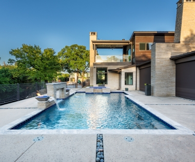 Pool with free flowing water and jacuzzi.