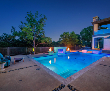 Pool with free flowing water and jacuzzi.