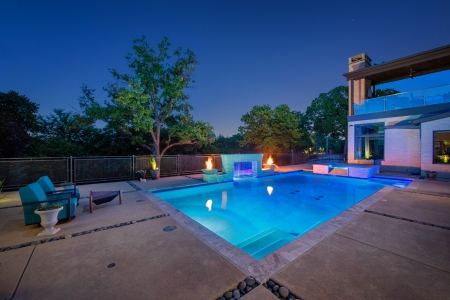 Pool with free flowing water and jacuzzi.