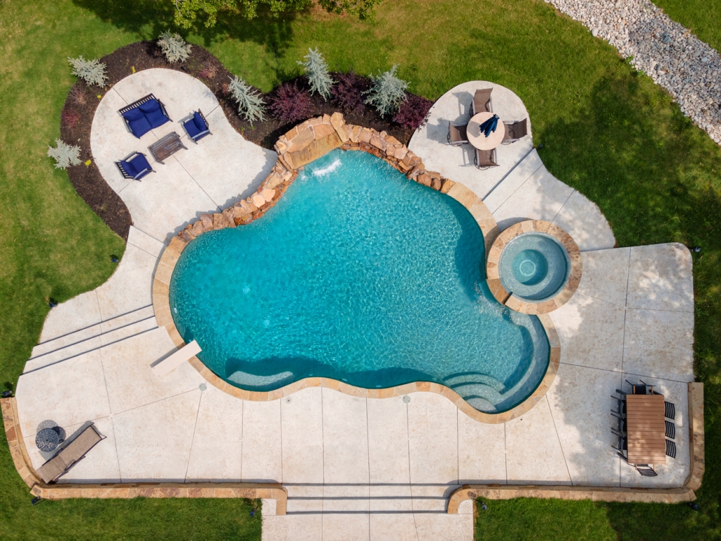 Swimming pool with round corner steps - Pulliam Pools