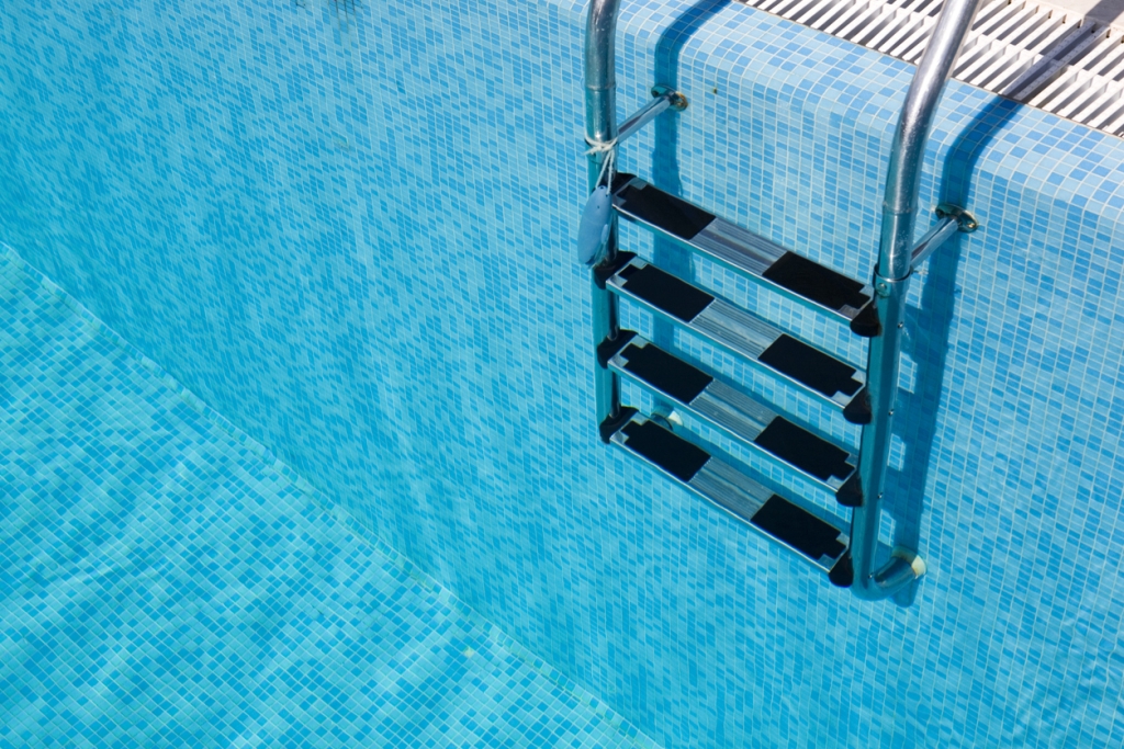 Swimming pool with ladder steps - Pulliam Pools
