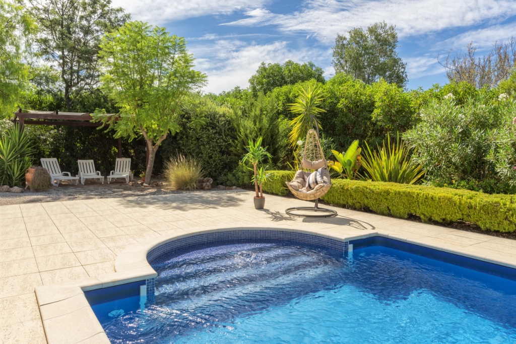 Swimming pool with Roman steps - Pulliam Pools