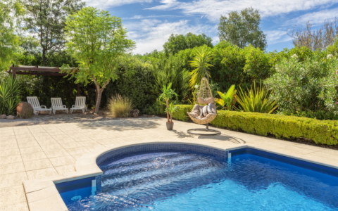 Swimming pool with Roman steps - Pulliam Pools.